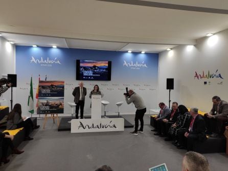 Antonio Ruiz, presidente de la Diputación junto a la delegada de Turismo, Inmaculada Silas