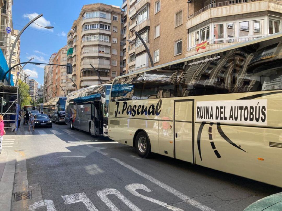 Una caravaca de autobuses marcha por el centro de Murcia