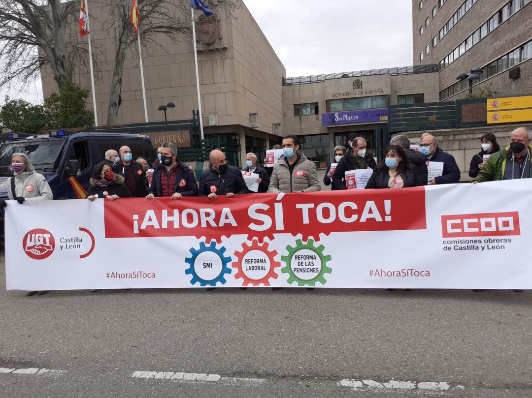 Un momento de la concentración convocada por CCOO y UGT