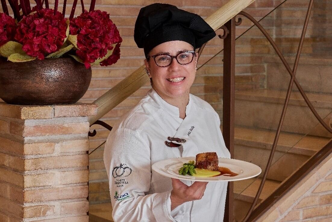 La chef del Restaurante Aragonia Palafox, Noelia Andía, y su plato con Ternasco de Aragón I.G.P. para esta temporada.