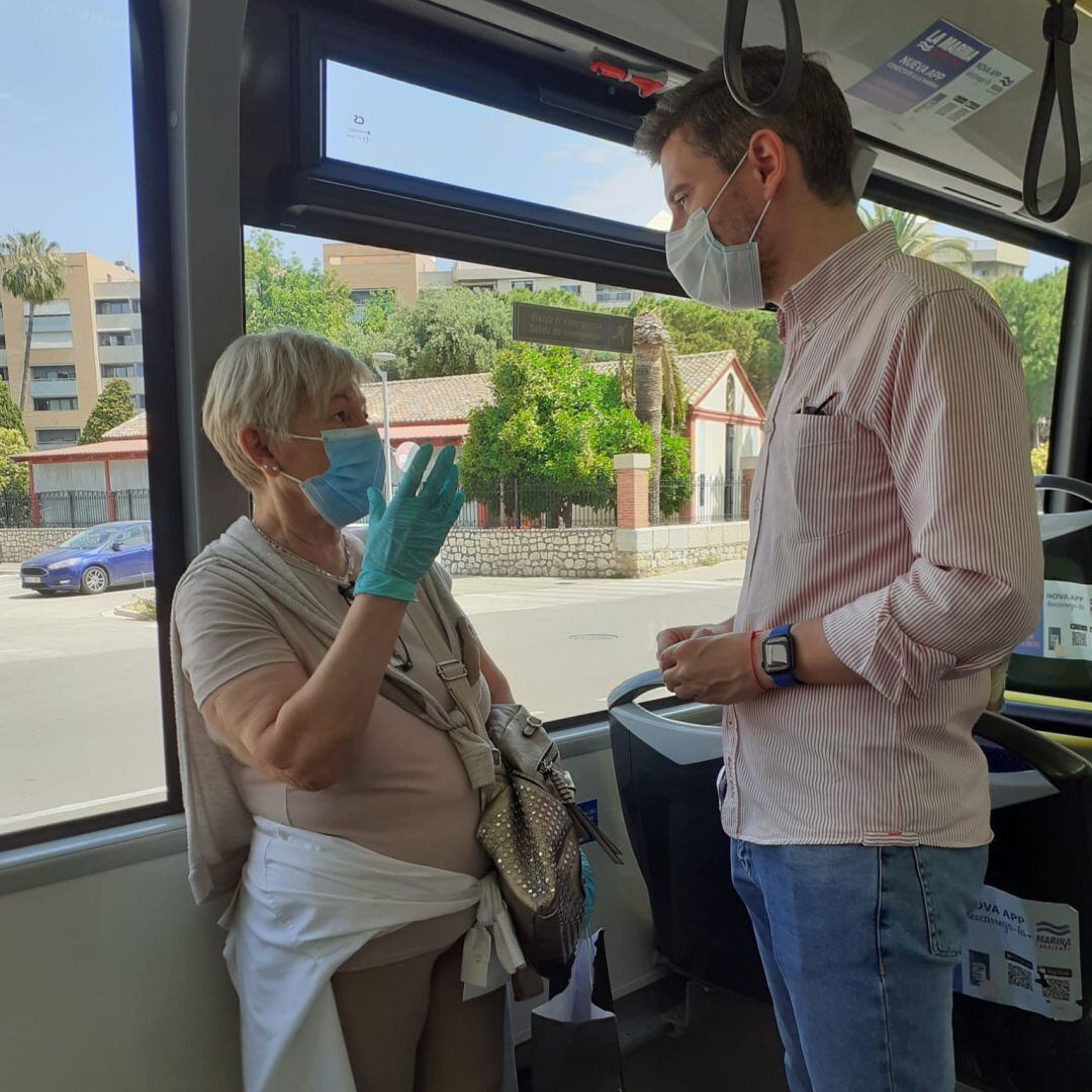 Víctor Soler, portavoz del PP de Gandia, conversa con una vecina en el autobús