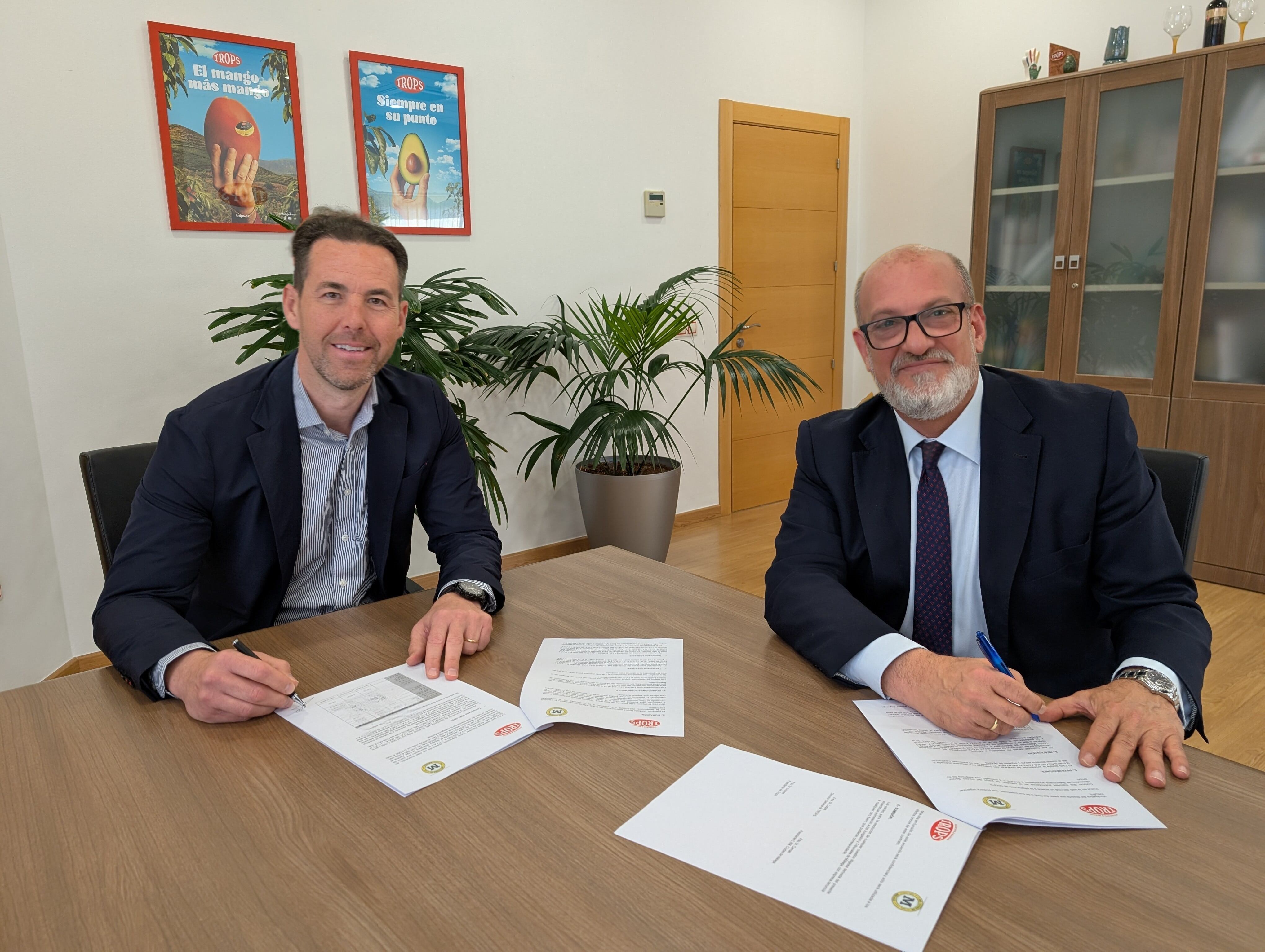El director general de Trops, Víctor Luque, y el presidente del Ciudad de Málaga, Alberto Camas, firmando el contrato de renovación del patrocinio