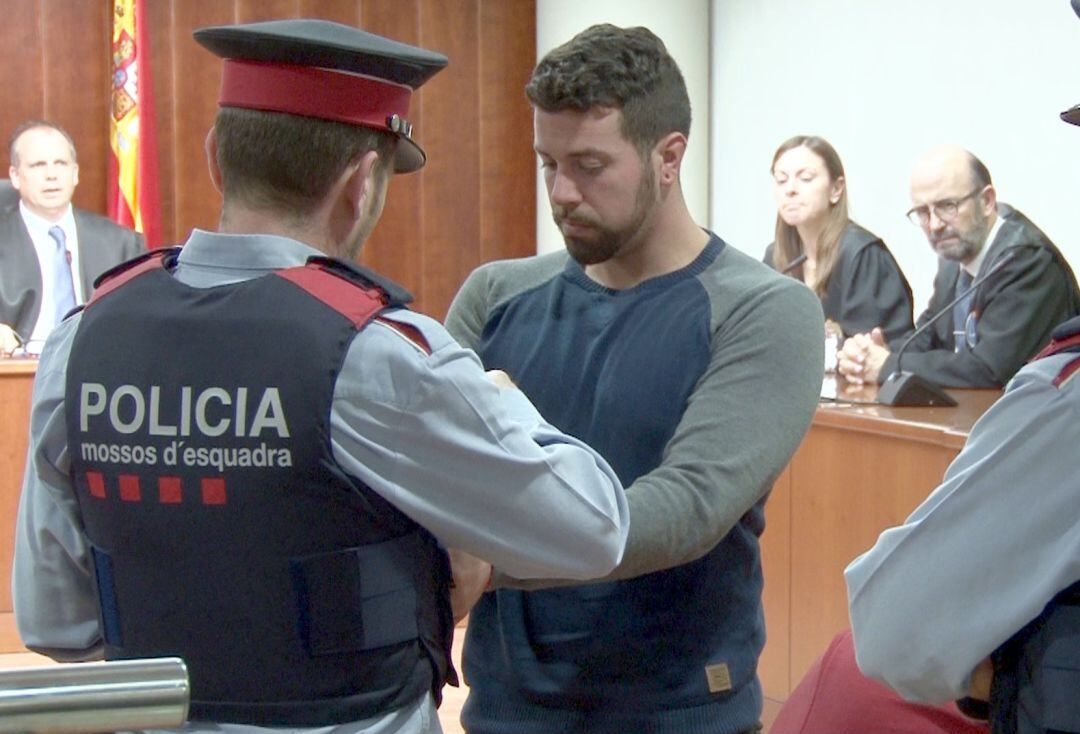 L&#039;acusat del doble crim d&#039;Aspa, emmanillat pels Mossos, després d&#039;haver escoltat el veredicte de culpabilitat. Imatge del 25 de gener de 2019. 