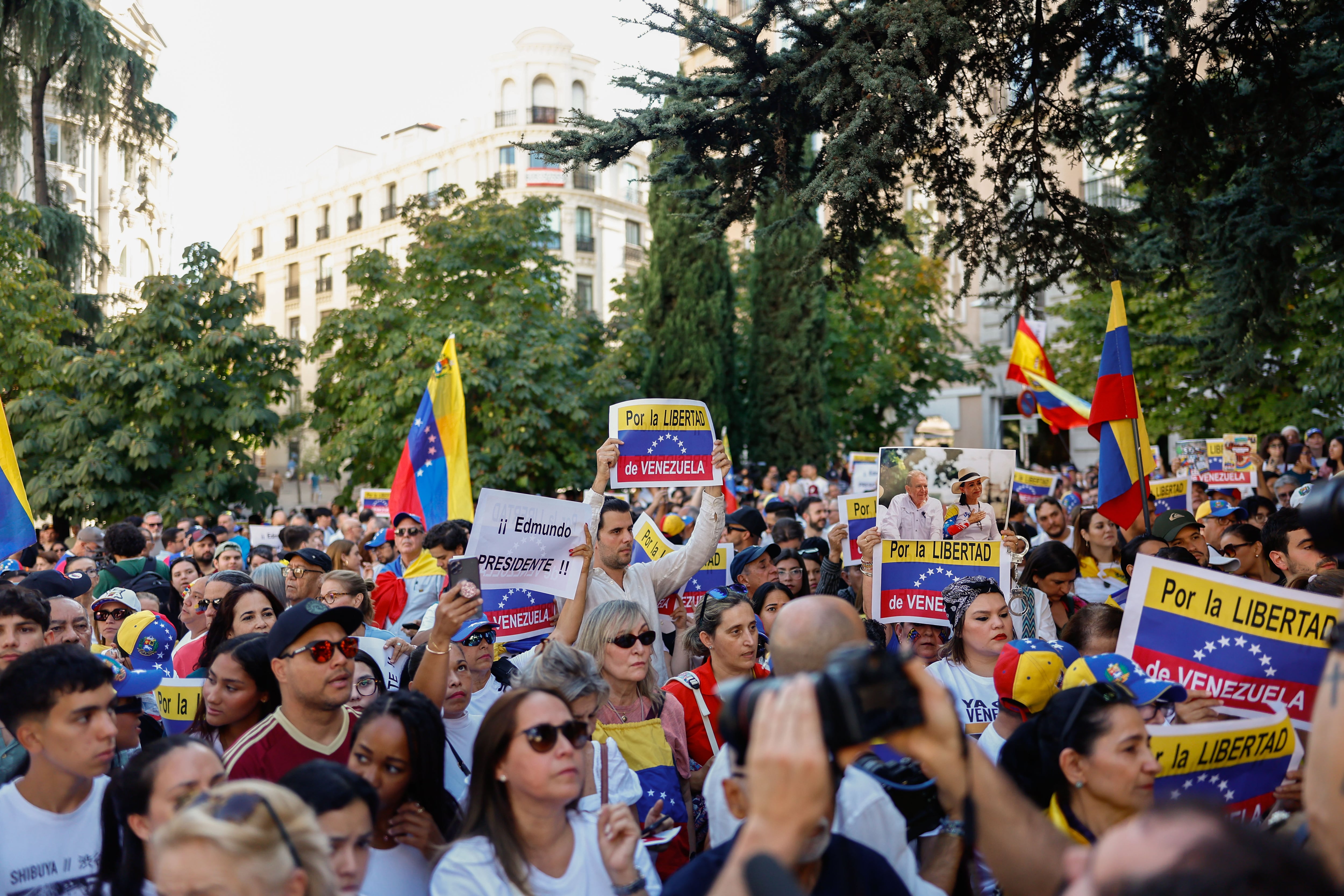 Varias personas participan en una concentración convocada en la Plaza de las Cortes en Madrid para reivindicar la victoria en los comicios del pasado 28 de julio de Edmundo González Urrutia