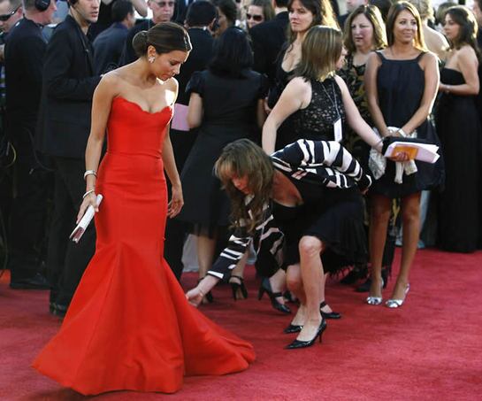 De rojo, con el pelo recogido y con unos magníficos pendientes llegaba Eva Longoria a la prestigiosa gala