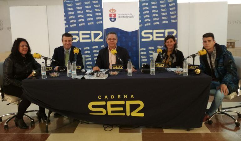 De izquierda a derecha, Yolanda Rivas, diseñadora de moda flamenca y creadora de la Asociación Qlamenco; Javier Fernández, alcalde de La Rinconada; Salomón Hachuel, Rosa Martínez Perza, directora del Centro de Información a la Mujer de la localidad; y Dan