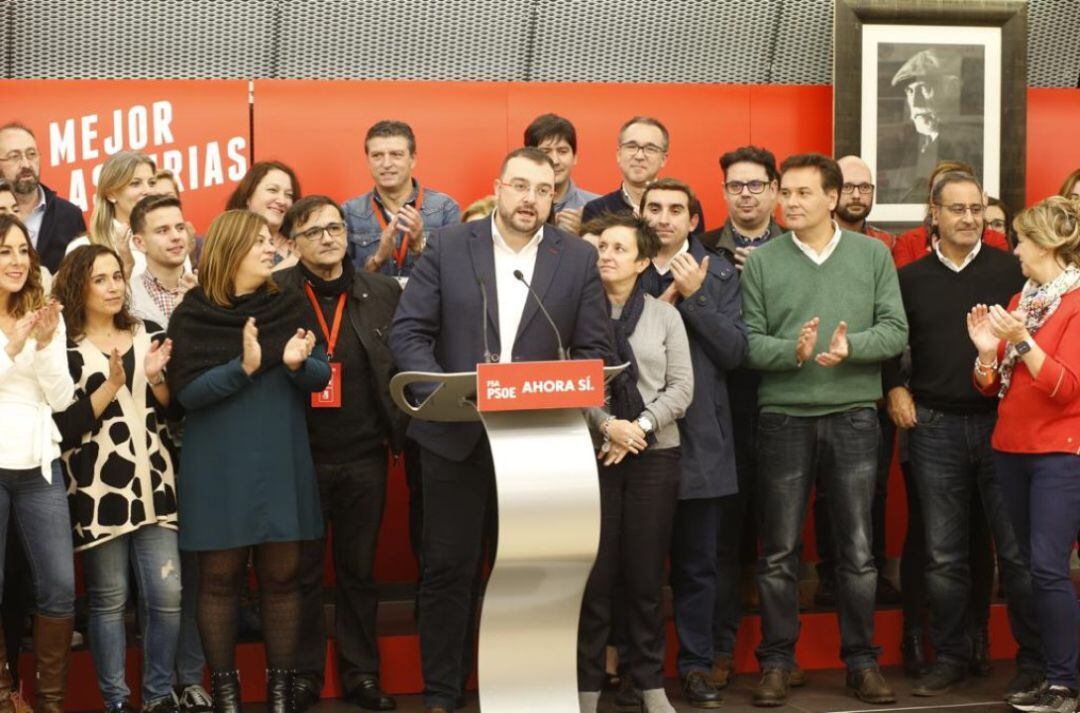 Adrián Barbón asumió la valoración de la noche electoral como secretario general de la Federación Socialista Asturiana.