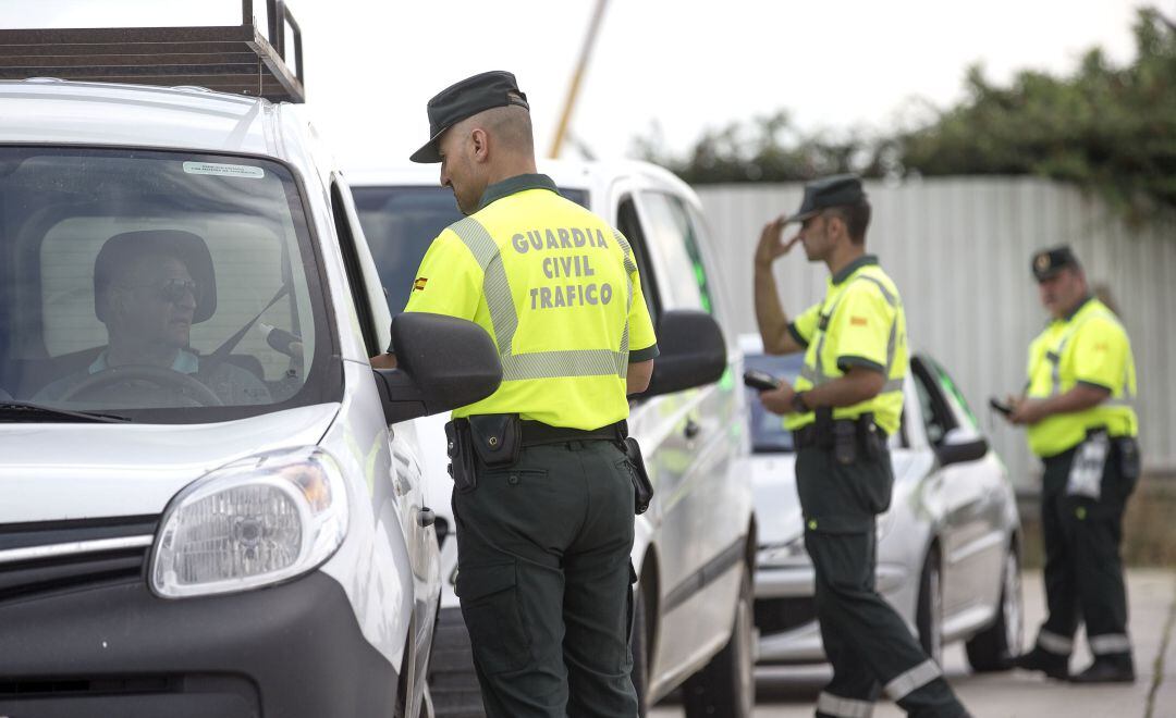 Agentes de la Guardia Civil de Tráfico en uno de los controles de seguridada