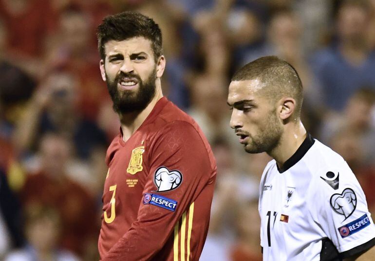 Piqué durante el partido de España - Albania en el estadio Jose Rico Pérez. 