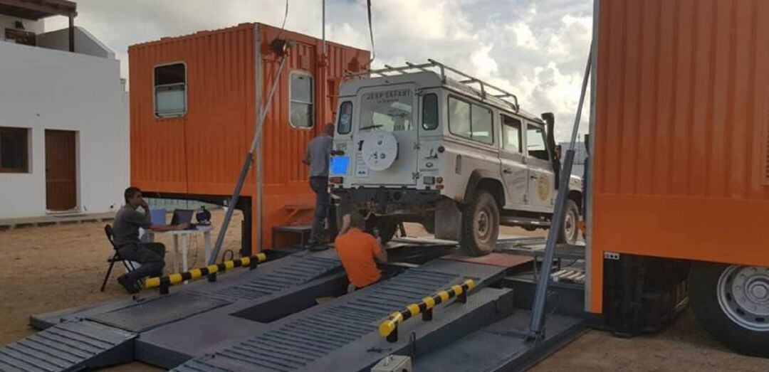 Uno de los vehículos de La Graciosa pasando la ITV.