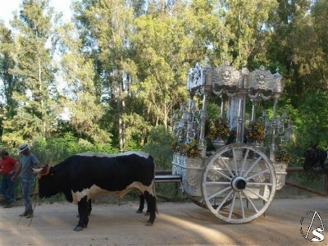 La carreta de plata con el simpecao de la hermandad de Écija, en un momento del camino a su paso por Alcalá de Guadaíra.