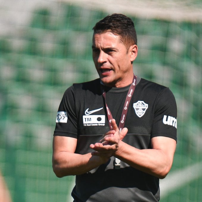 Francisco anima a sus jugadores durante un entrenamiento del Elche