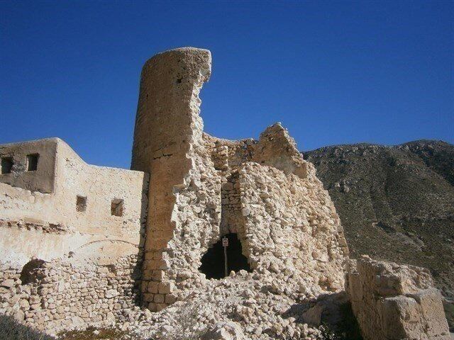 Da razón al dueño del castillo ubicado en el acceso a la cala de San Pedro del parque natural de Cabo de Gata-Níjar y ha fallado que no está obligado ni a ejecutar ni a sufragar las obras de emergencia que la Junta de Andalucía le ordenó hacer en 2014.