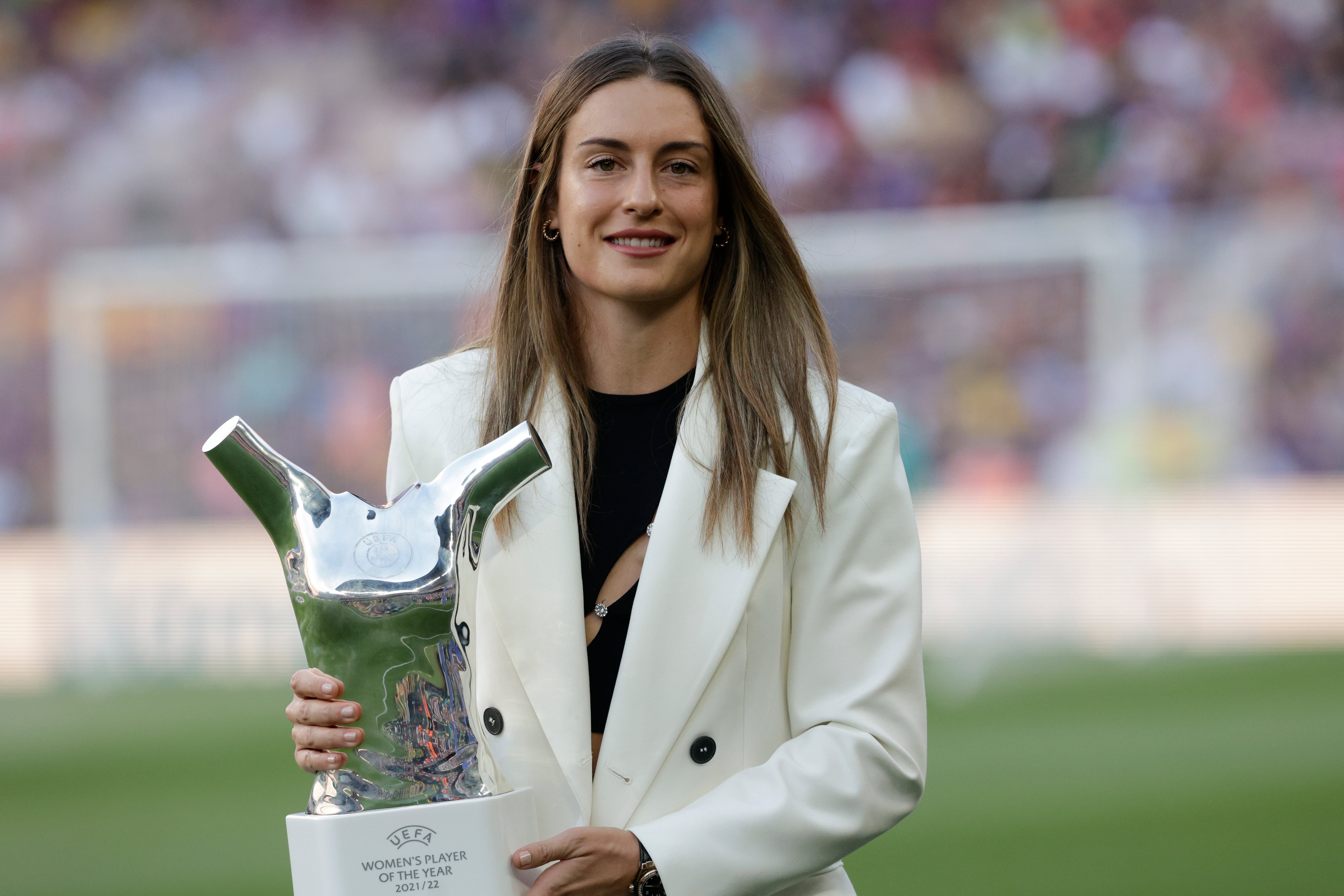 La delantera del FC Barcelona Alexia Putellas saluda a la afición con su trofeo a la mejor jugadora del año, antes del partido de la tercera jornada de LaLiga.