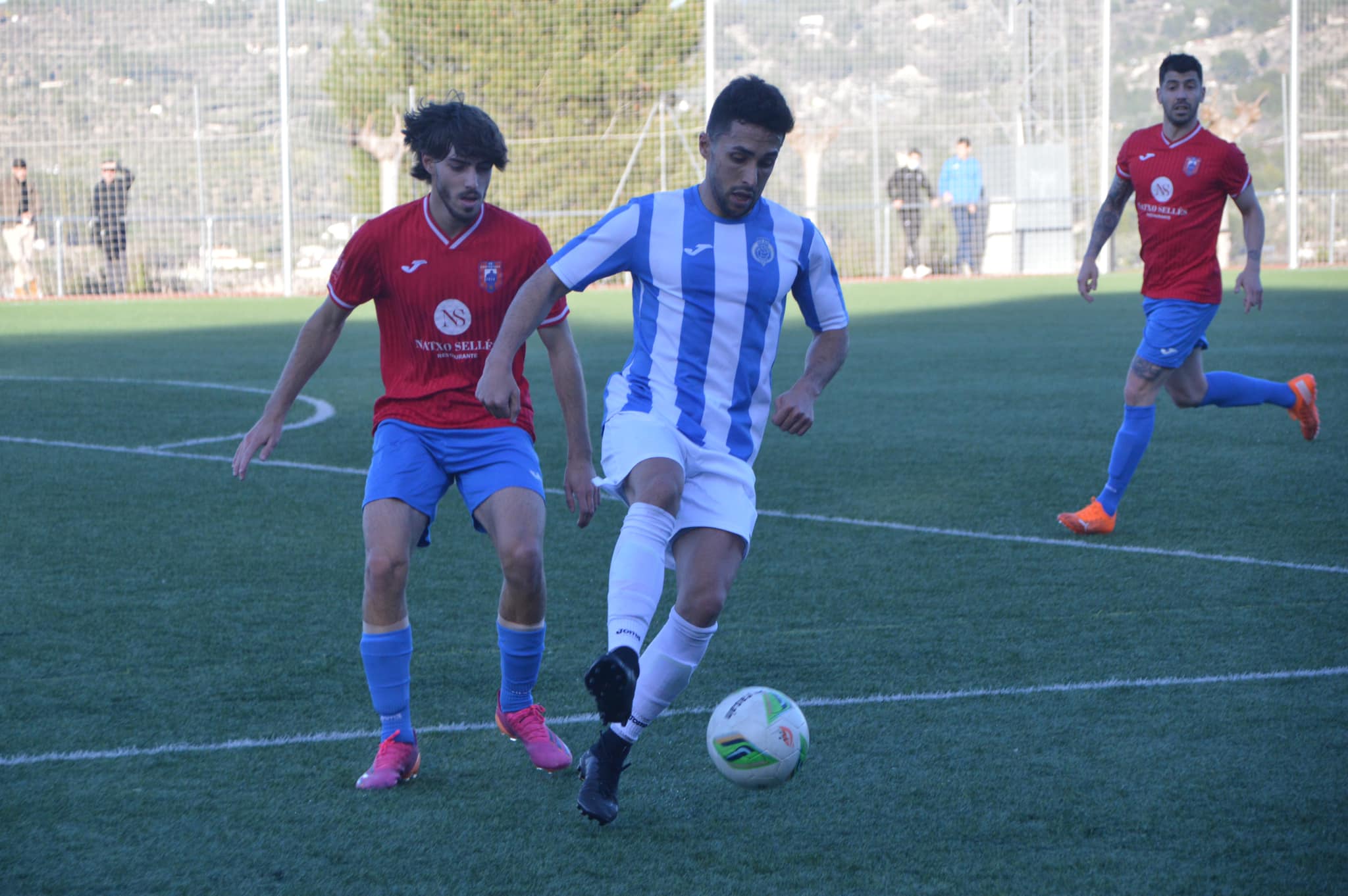 Mauro Melo en una jugada contra el CD Contestano