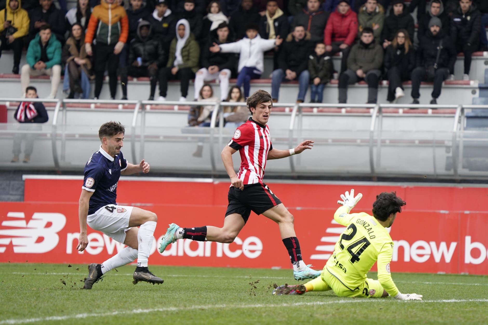 Unai Gómez supera a Gonzalo Crettaz para anotar el tercer tanto del partido / Bilbao Athletic