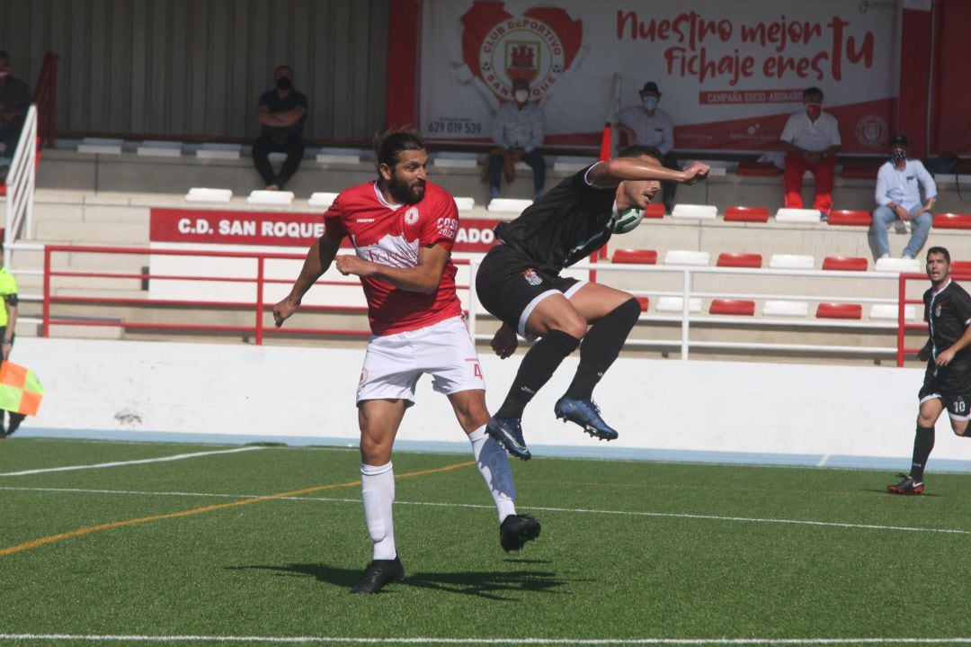 Alberto Merino ante el Puerto Real.