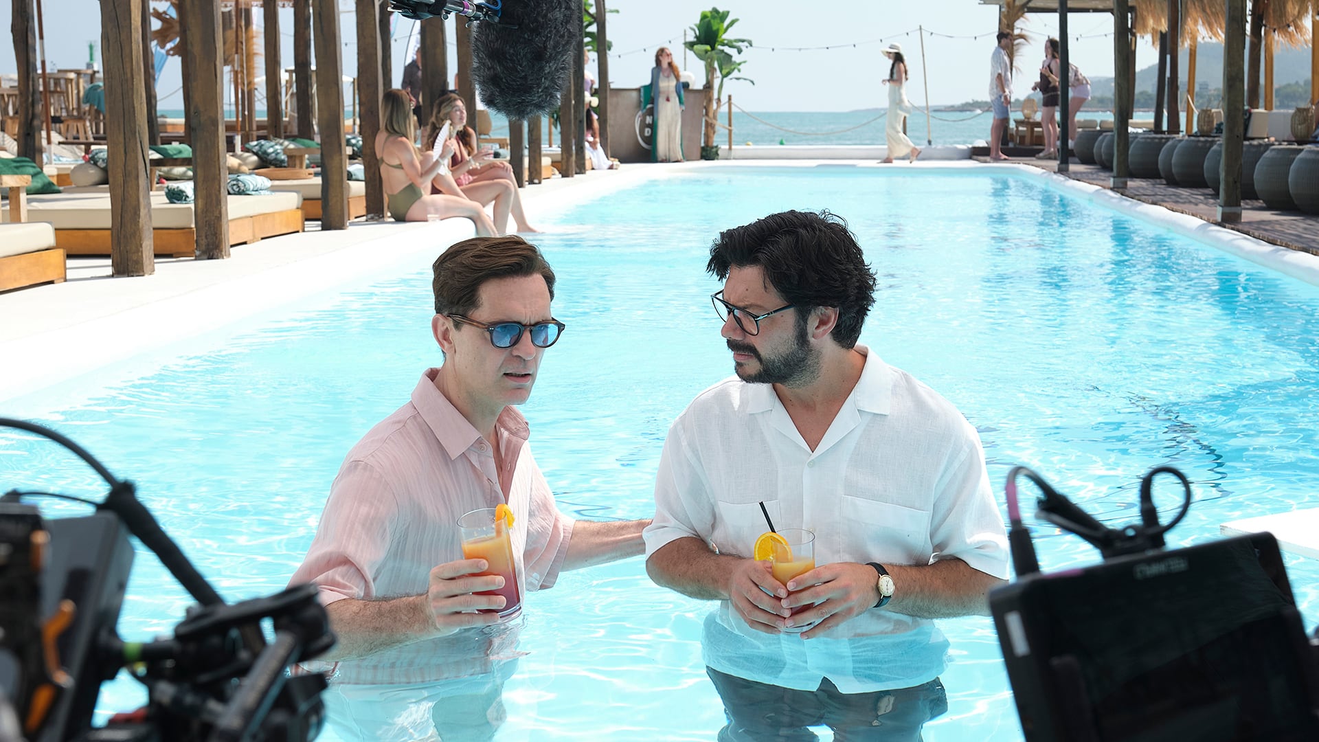 Álvaro Morte y Pedro Alonso durante las grabaciones de la temporada dos de Berlín. Netflix.