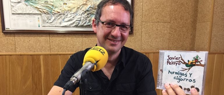 Javier Pelayo con su nuevo disco &#039;Hormigas y cigarras&#039; en los estudios de SER Cuenca.