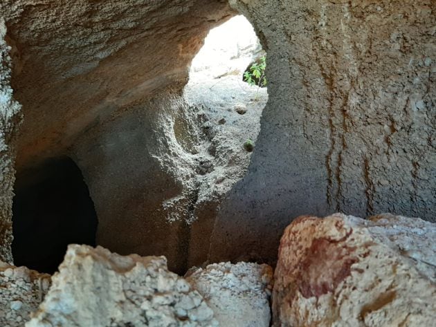 Imagen de la cueva donde aparecieron los cadáveres