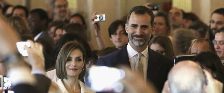 Felipe y Letizia, durante la visita realizada hoy al Ayuntamiento parisino.