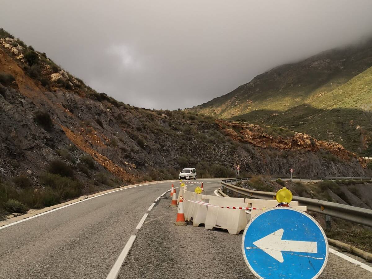 Obras de emergencia en la carretera de Cedaceros para reparar los daños provocados por las lluvias de esta semana