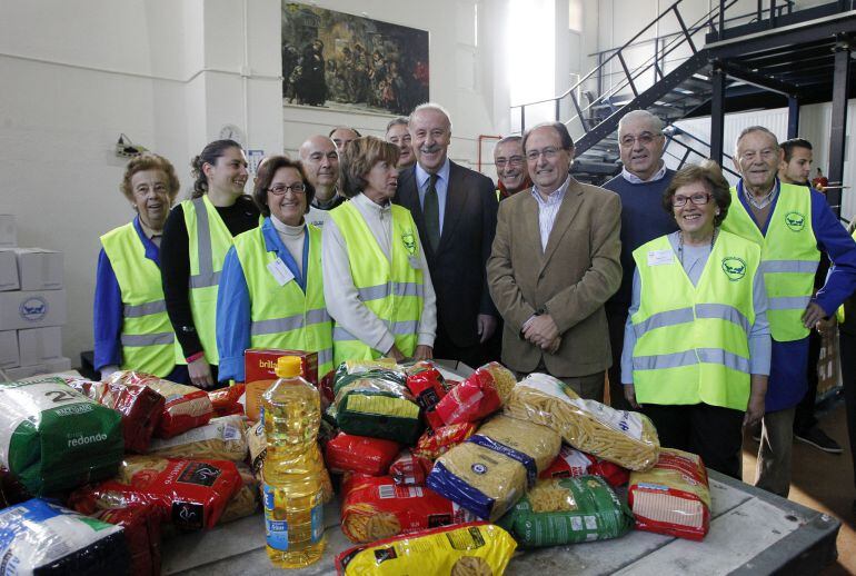 Voluntarios del colegio San Fernando con el entrenador de la selección española de fútbol, Vicente del Bosque.