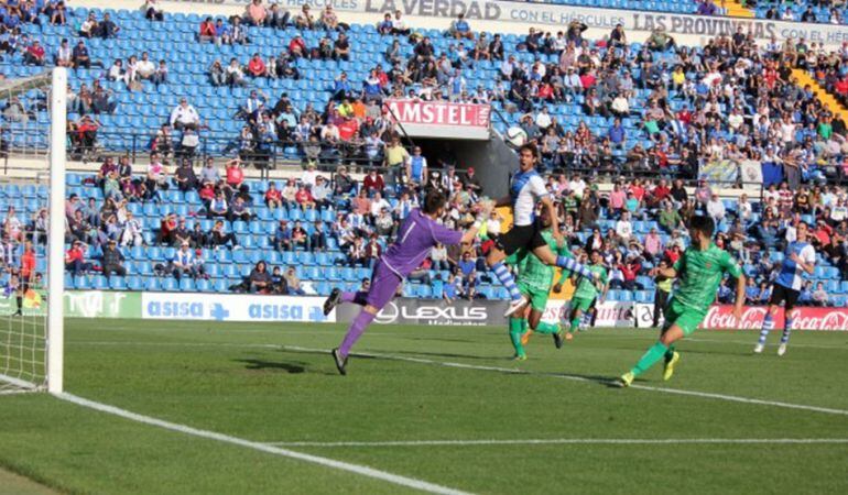 Momento del partido entre Hércules y Cornellà