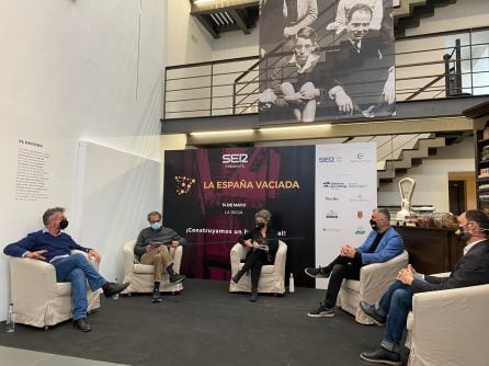 Imagen de la mesa redonda sobre Cultura y Turismo que se desarrolló en la jornada de La España Vaciada desarrollado en Torrecilla en Cameros.