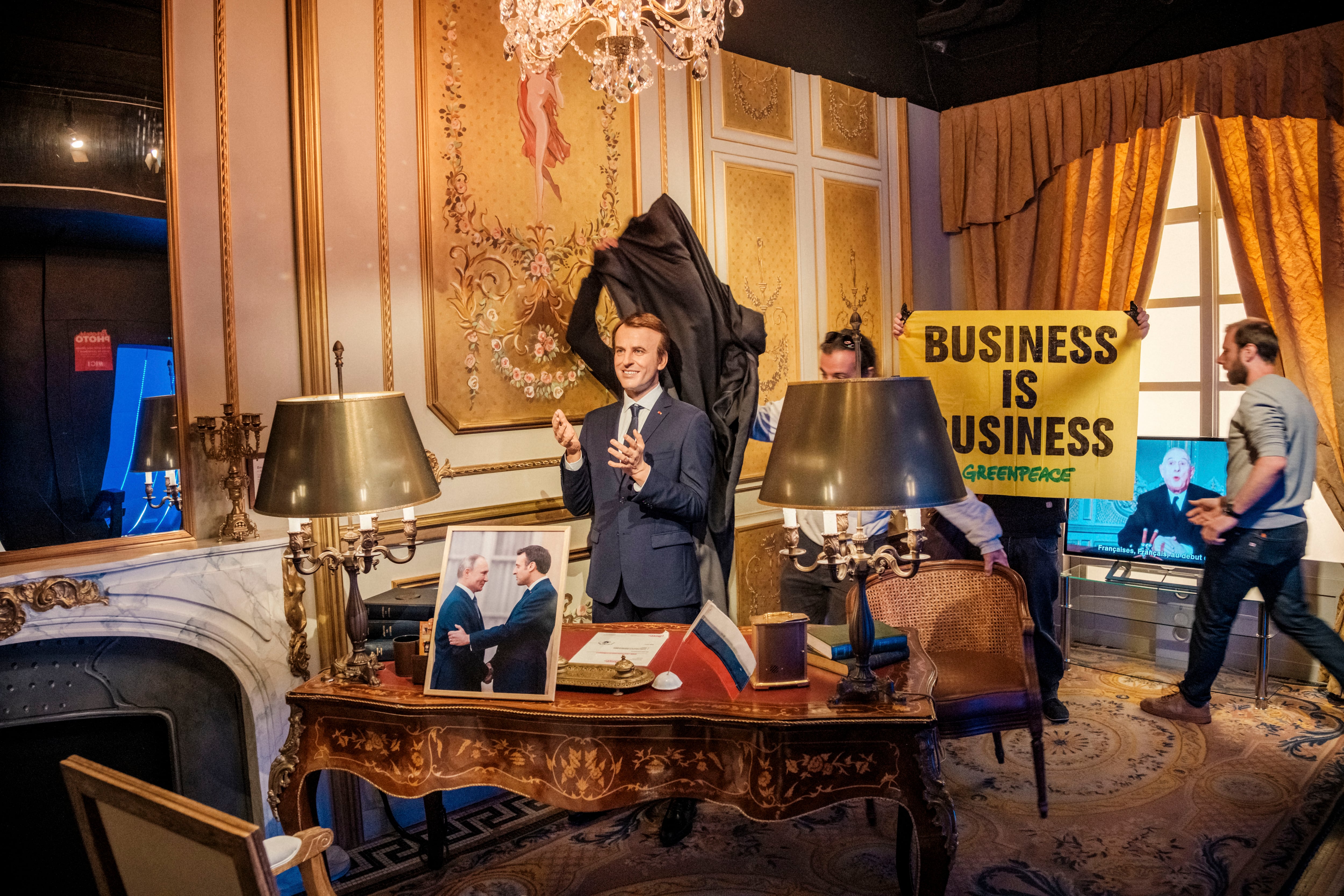 La figura de cera del presidente francés, Emmanuel Macron, siendo sustraída por los activistas de Greenpeace.