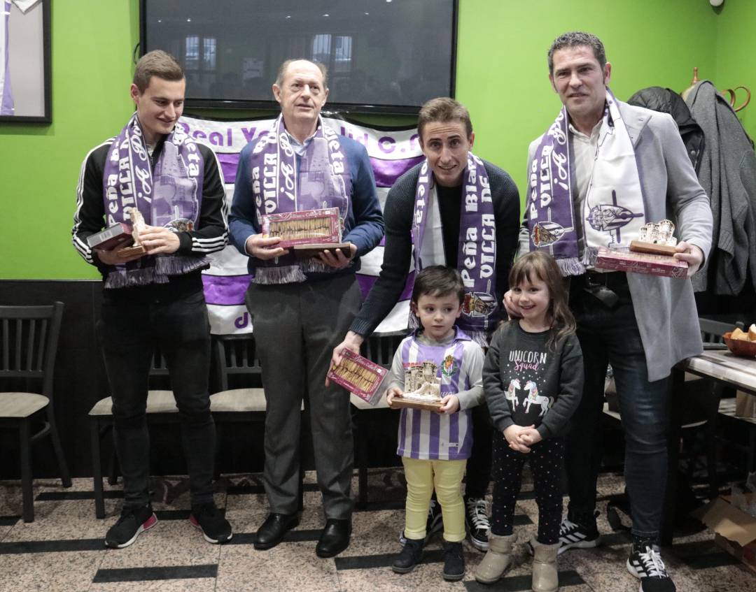 Los cuatro jugadores homenajeados posan con los obsequios recibidos