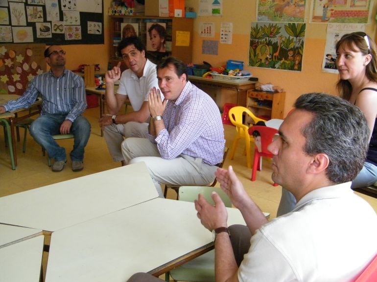 Alvaro Abril, durante su etapa como concejal socialista, visitando un colegio junto a Luis Vélez, Óscar Puente, Javier Izquierdo y Maite Carbajo