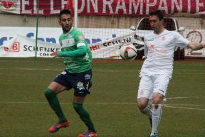 Bardal se lleva el balón ante Puente