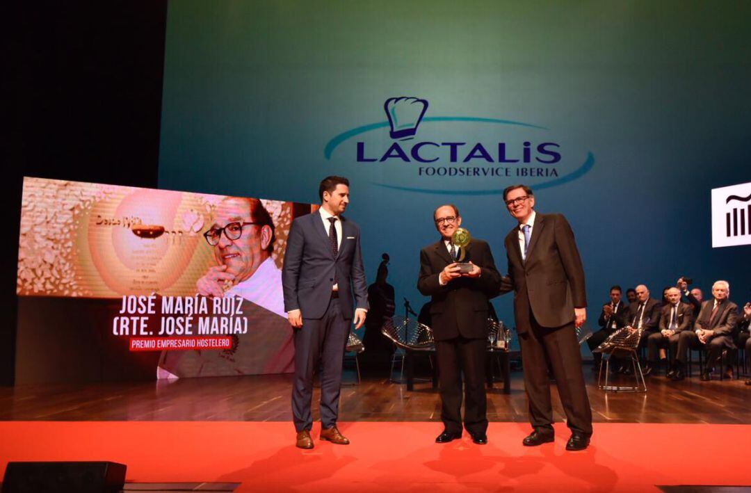 José María Ruíz en el momento de recibir su galardon