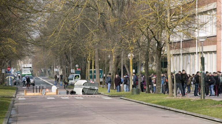 Grupos de estudiantes han cortado el tráfico durante los incidentes que se han registrado en el campus alavés