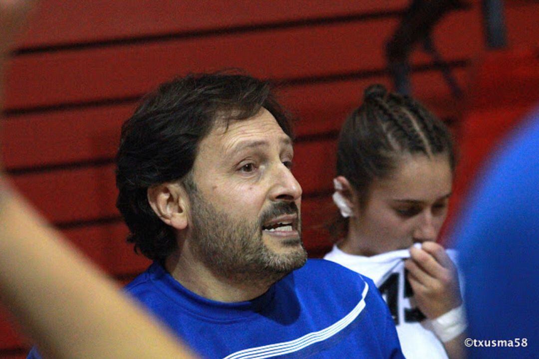 Antonio Mateo, entrenador del Elda Prestigio, reclama protagonismo para sus jugadoras