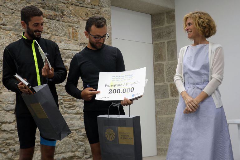 El peregrino 200.000, Marco della Rocca (centro), junto a un amigo y la directora de Turismo de Galicia, Nava Castro