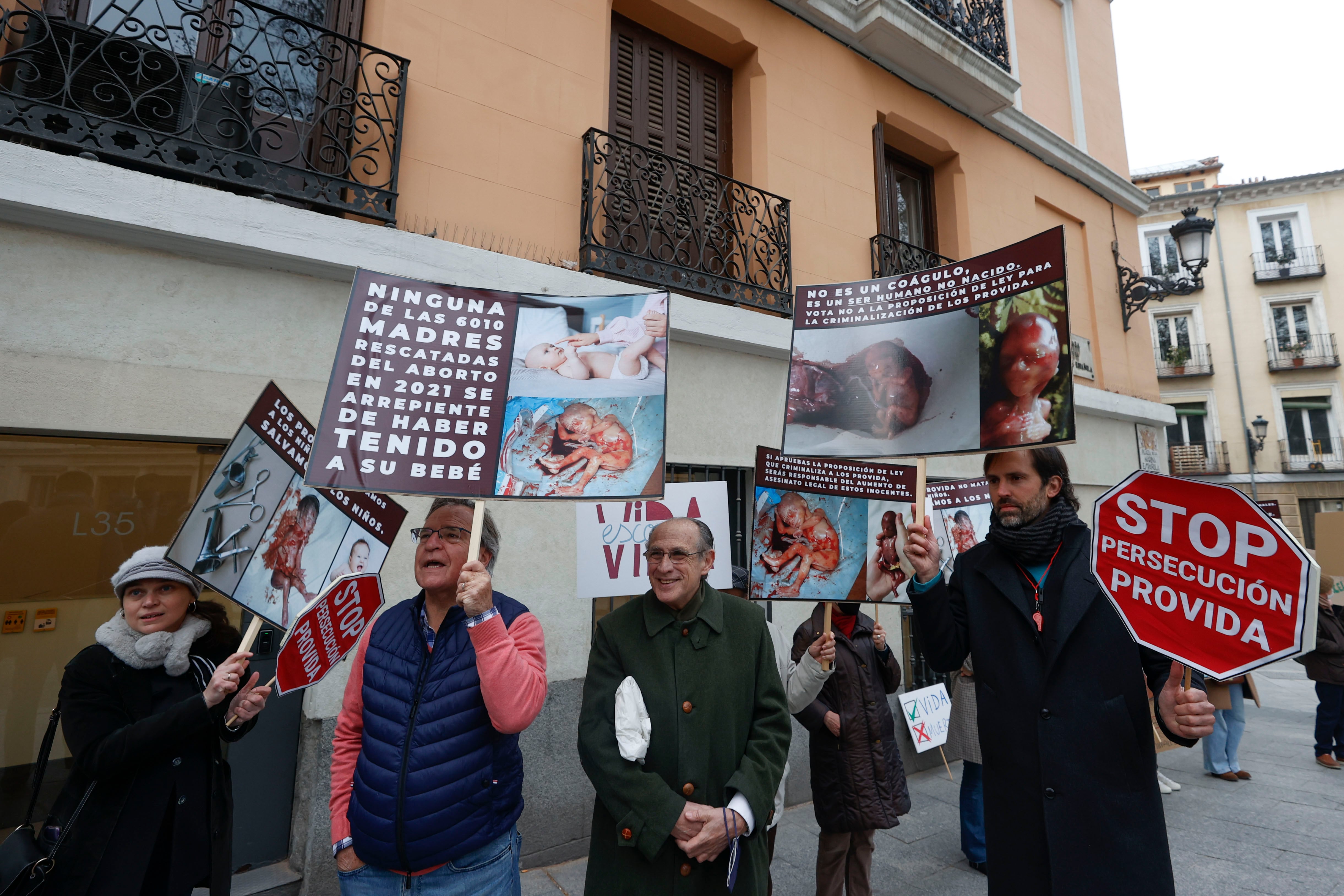 Miembros de la plataforma provida Derecho a vivir se concentra en las inmediaciones del Senado