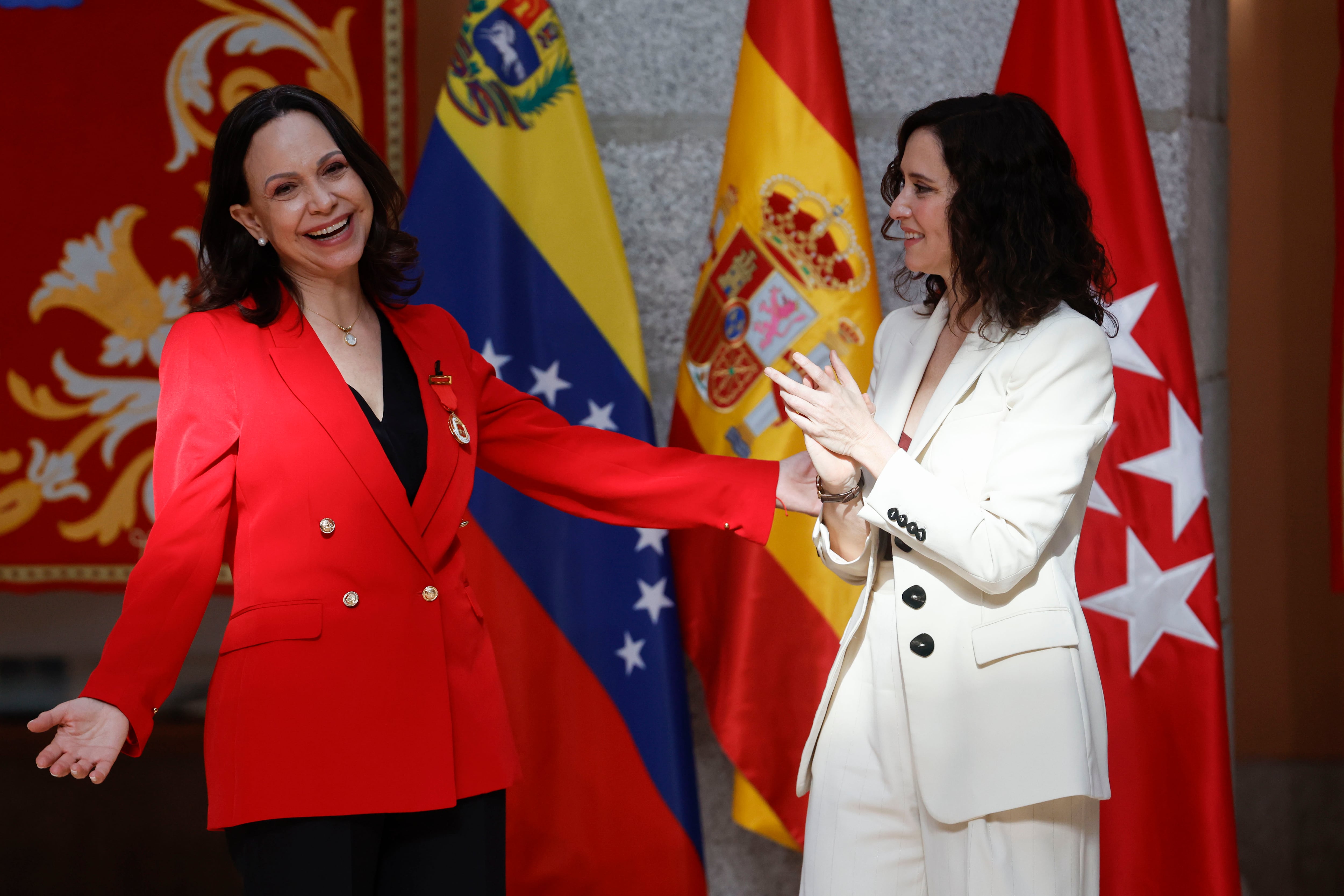 La presidenta de la Comunidad de Madrid, Isabel Díaz Ayuso (d) durante el acto de entrega de la Medalla de Oro a la Premio Nobel de la Paz María Corina Machado (i), y la Medalla Internacional al presidente electo de Venezuela, Edmundo González, este sábado en la Casa de Correos, en Madrid.