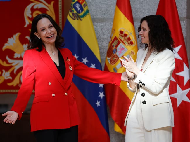 La presidenta de la Comunidad de Madrid, Isabel Díaz Ayuso (d) durante el acto de entrega de la Medalla de Oro a la Premio Nobel de la Paz María Corina Machado (i), y la Medalla Internacional al presidente electo de Venezuela, Edmundo González, este sábado en la Casa de Correos, en Madrid.