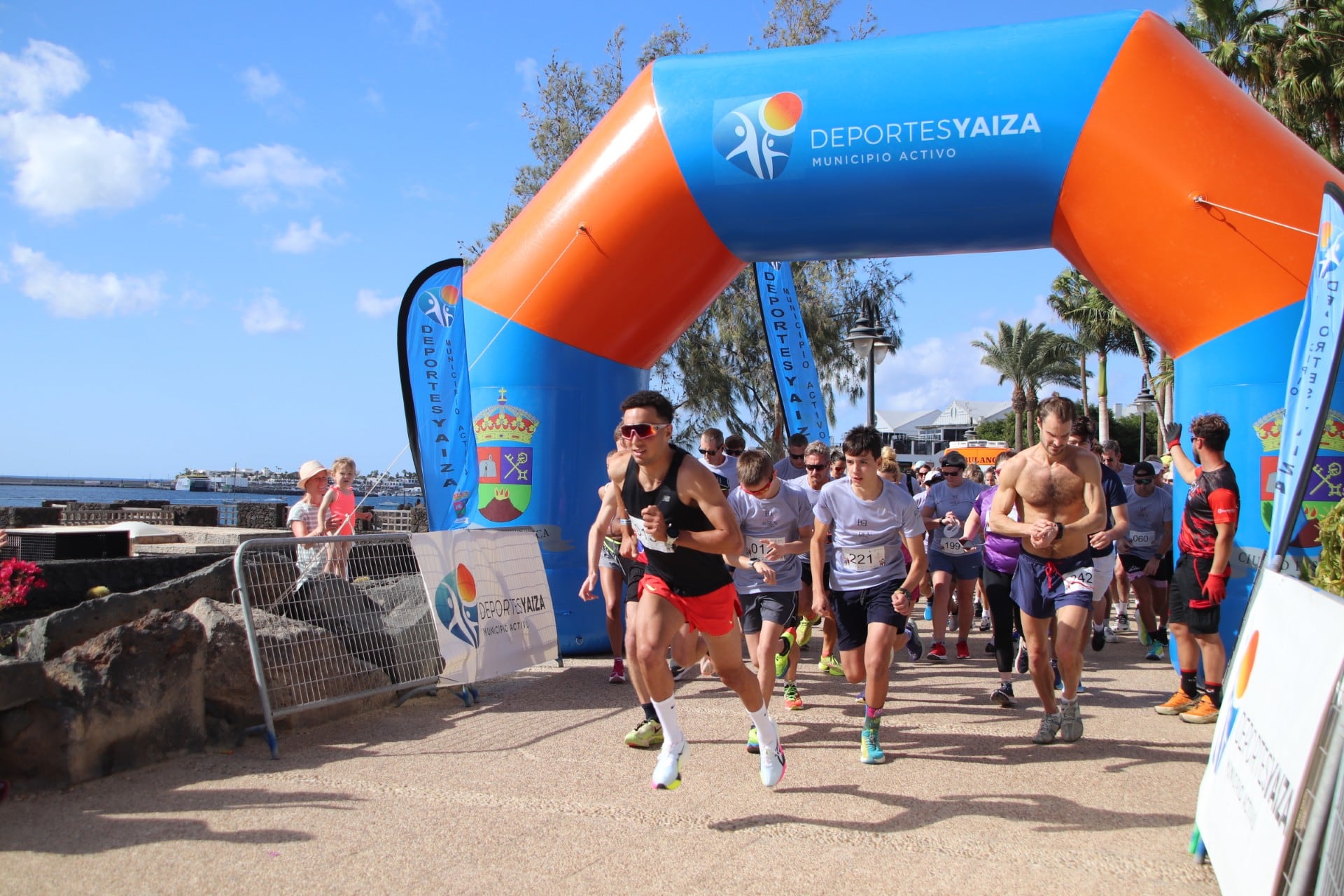 Salida de la Carrera Solidaria de fin de año en Playa Blanca.