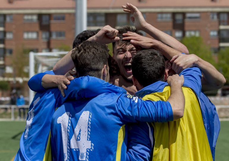 Los jugadores blanquiazules celebran uno de los cuatro tantos ante el Real Burgos.