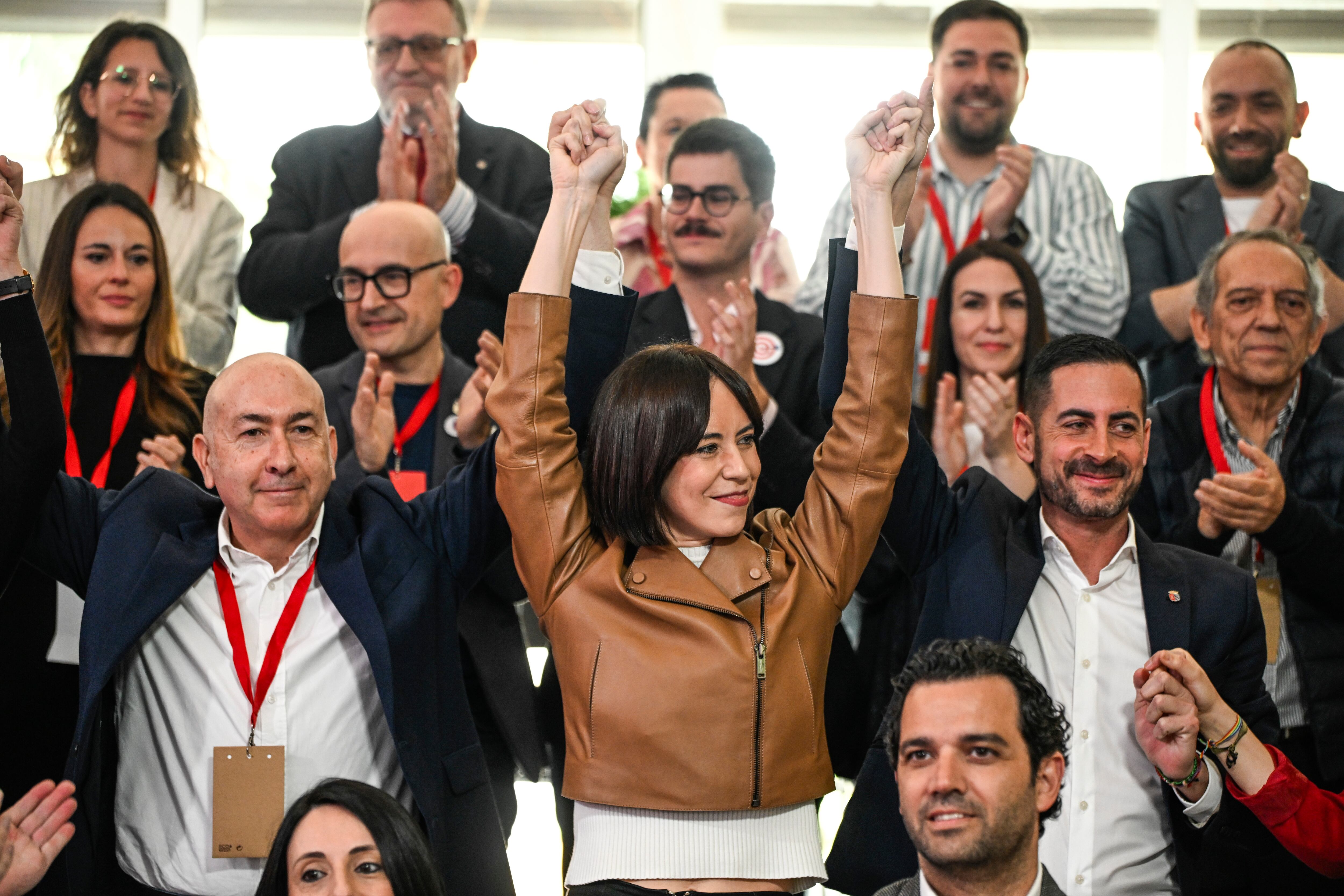 GRAFCVA9548. BENICÀSSIM (CASTELLÓN), 24/03/2024.- La nueva secretaria general de los socialistas valencianos la ministra de Ciencia, Innovación y Universidades Diana Morant, saluda a los asistentes al congreso extraordinario, junto a Alejandro Soler (izqda), presidente del partido; y Carlos Fernández Bielsa vicesecretario general, en la última jornada que clausura el secretario general del PSOE y presidente del Gobierno, Pedro Sánchez. EFE/Andreu Esteban