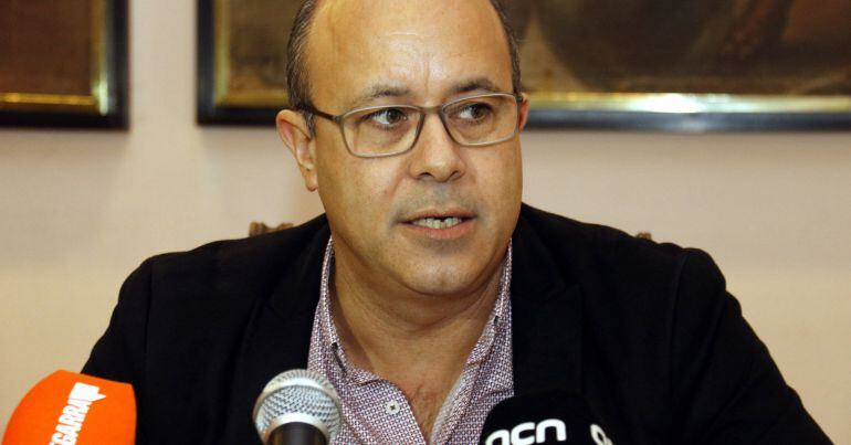 Pla mig de l&#039;alcalde de Cervera, Ramon Royes, durant la roda de premsa on ha anunciat que no es tornarà a presentar a l&#039;alcaldia, el 9 de gener de 2018.