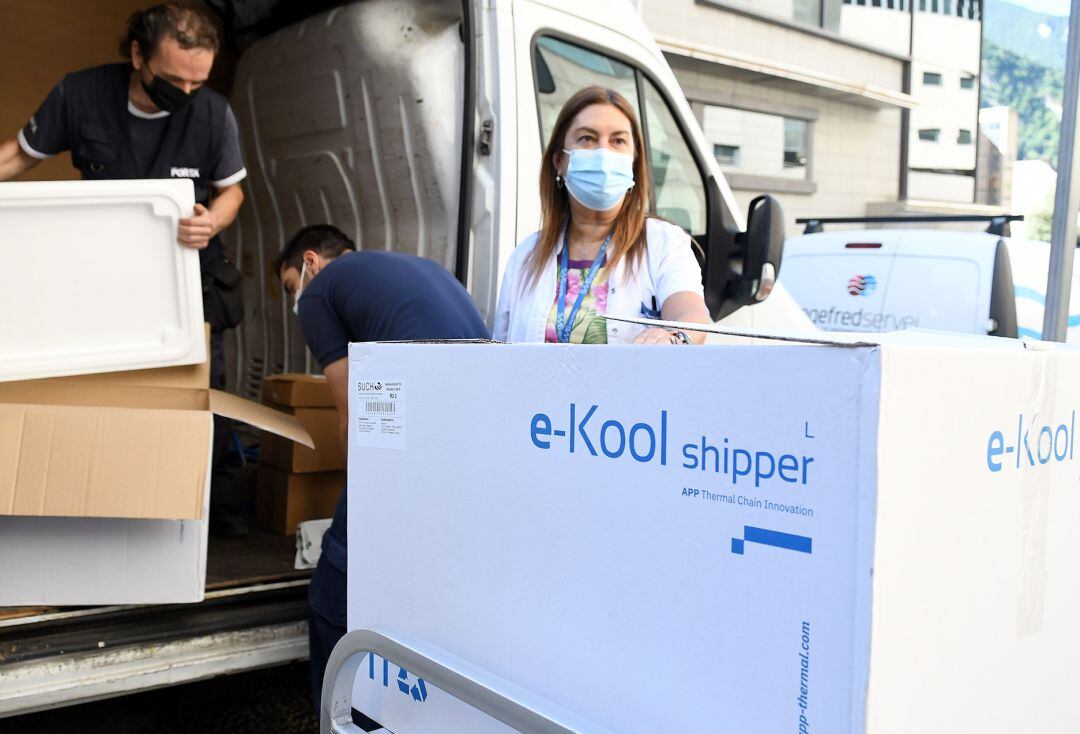 Arriben 15.000 dosis d'AstraZeneca de Portugal