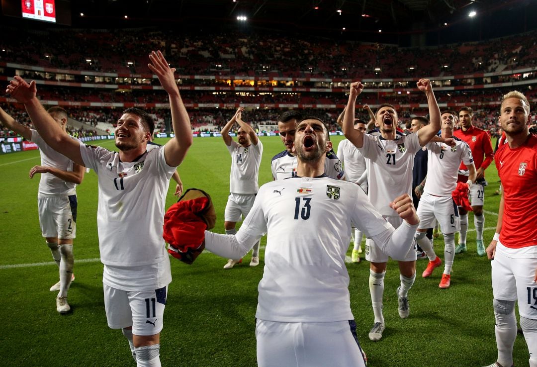 La plantilla serbia celebra el pase al Mundial en el estadio da Luz