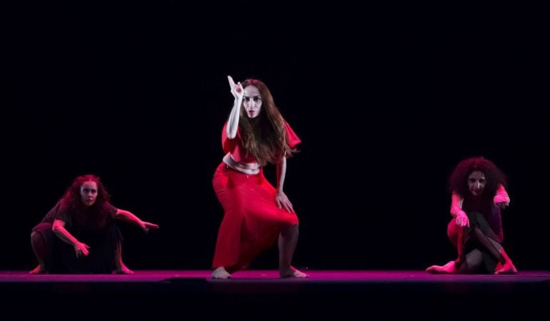 La bailaora Isabel Bayón durante el espectáculo &quot;Dju-Dju&quot;, dirigido por el bailaor y coreógrafo Israel Galván. 