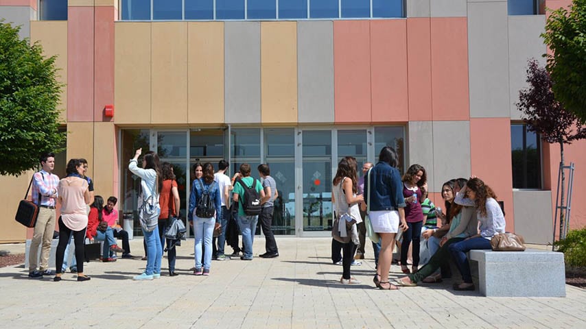 Estudiantes junto al aulario de Medicina en Ciudad Real