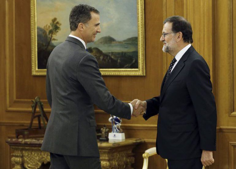 Felipe VI recibe a Rajoy que ese día, 22 de enero, declinaría intentar someterse al debate de investidura.