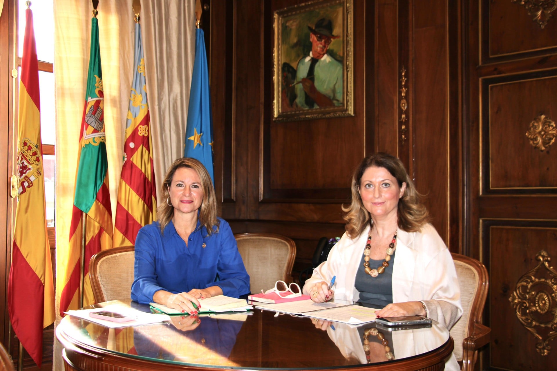 Begoña Carrasco, alcaldesa de Castellón, y Carmen Vilanova, directora de la oficina de planificación y proyección económica.